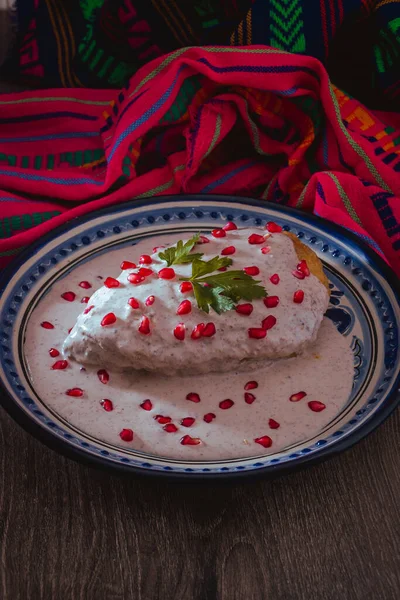 Puebla 'dan bir talavera tabağında Şili en Nogada, Meksika' nın geleneksel mutfağı.