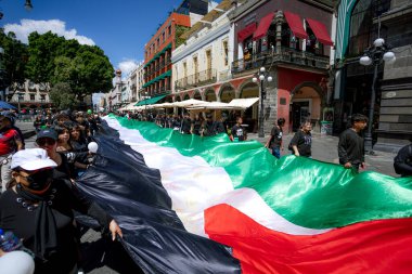 Puebla, Meksika, 7 Ekim 2025: Muazzam, saten bir Filistin bayrağı Puebla 'nın tarihi merkez caddesinde açıldı.