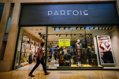 Adam, Buen Fin sezonuna özel indirimin yapıldığı bir alışveriş merkezinin vitrininin önünden geçiyor..