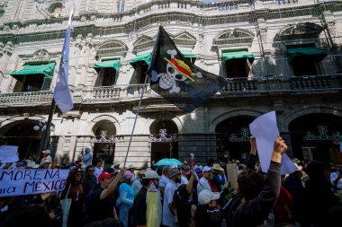 Puebla, Mxico; 11-15-25: Zocalo ve Meksika 'nın ana meydanını dolduran binlerce protestocunun yüksek açılı panoramik manzarası.