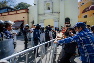 Puebla, Mxico; 11-15-25: Protestocular, Meksika 'nın Puebla kentinde siyasi gösteri kızışırken, metal çitleri zorla kaldırdılar.