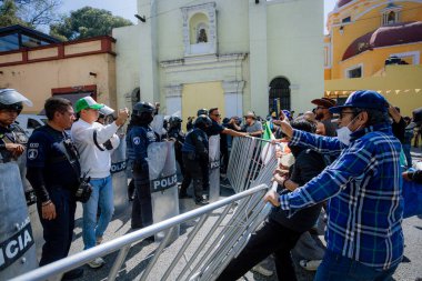 Puebla, Mxico; 11-15-25: Protestocular, Meksika 'nın Puebla kentinde siyasi gösteri kızışırken, metal çitleri zorla kaldırdılar.