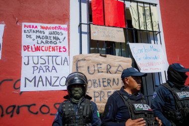 Puebla, Mxico; 11-15-25: Puebla 'da Casa Aguayo' yu koruyan eyalet polisi ön cepheye bantlanmış 