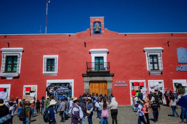 Puebla, Mxico; 11-15-25: Protestocuların kalabalığı doğrudan Puebla, Meksika 'daki Casa Aguayo hükümet binasının girişinin önünde toplandı.