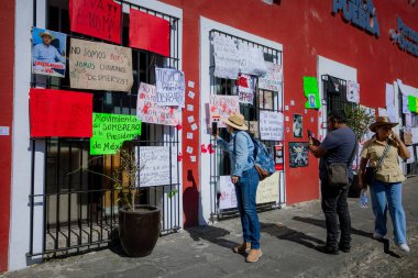 Puebla, Mxico; 11-15-25: Vatandaşlar, Puebla, Meksika 'daki devlet yönetim merkezi Casa Aguayo' nun cephesinde hükümete karşı siyasi protesto mesajları içeren pankartlar okuyup yayınladılar.