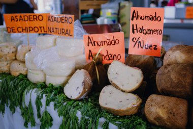 Çiotlu ve cevizli esnaf ve asadero peynirlerinin yerel bir markette satılmaya hazır lezzet etiketlerini gösteren görüntüsü.