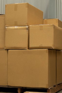 Depodaki bir palette kutular. Nakliye aracı. İş için toptan erzak.