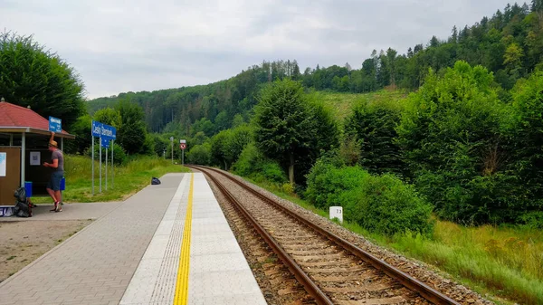 Järnvägsspåret Går Förbi Plattformen Och Svänger Vänster Plattformen Modern Med — Stockfoto