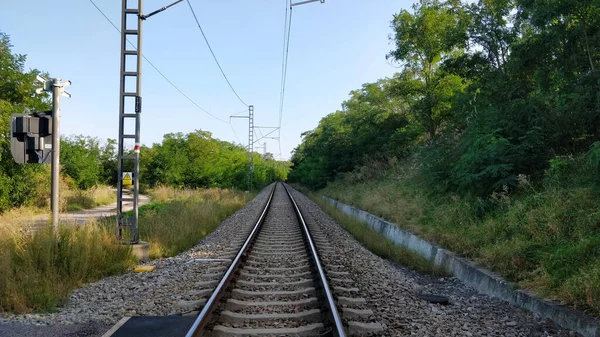 Ferrovia Atravessa Bela Natureza Morávia Sul Pista Revestida Com Postes — Fotografia de Stock