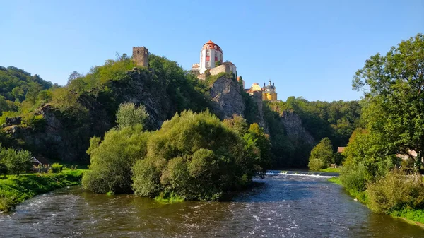 Vranov Nad Dyji Chateau Tagen Från Flodsidan Floden Grund Och — Stockfoto