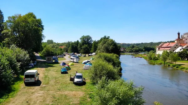 美しい夏の天候の間 サザヴァ川と醸造所カコフによる伝統的なチェコのキャンプ場 キャンプは主に夏時間のカヌーで使用されます 橋から写真が撮られる — ストック写真