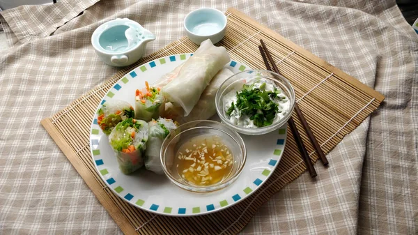 Délicieux Rouleaux Printemps Vietnamiens Remplis Légumes Frais Nouilles Verre Avec — Photo