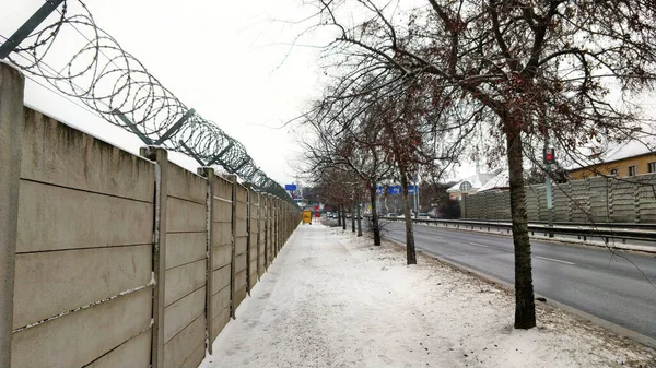 Trottoir Fait Tour Mur Avec Fil Barbelé Sur Dessus Trottoir — Photo