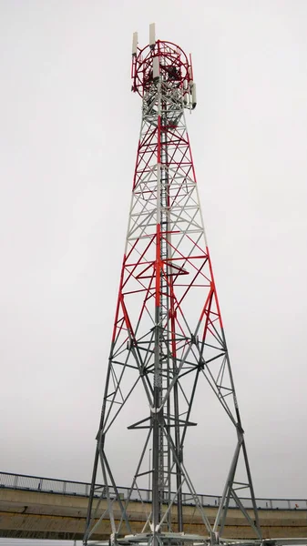 Look Mobile Signal Transmitter Station Station Stands High Metal Mast — Stock Photo, Image