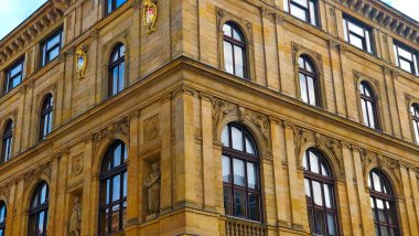 Prag Eski Şehir Belediye Binası 'nın dış görünüşü.