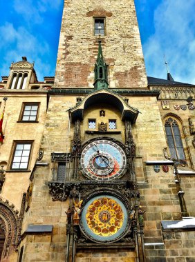 Prag 'ın tarihi binası. Eski Şehir Meydanı' nda astronomik saati var. Saat Prag 'ın en önemli eğlencelerinden biri..