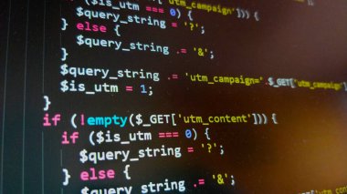 PHP kodlu dizüstü bilgisayarın fotoğrafı. Kod bazı özel programlama düzenleyicilerinde vurgulanmış.