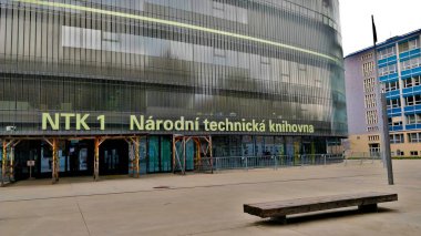 Prag 'daki Çek Ulusal Teknik Kütüphanesinin ana girişi.