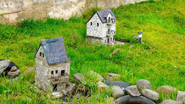 Malé Modely Domů Něčí Zahradě Malých Cihel Obklopených Trávou — Stock fotografie