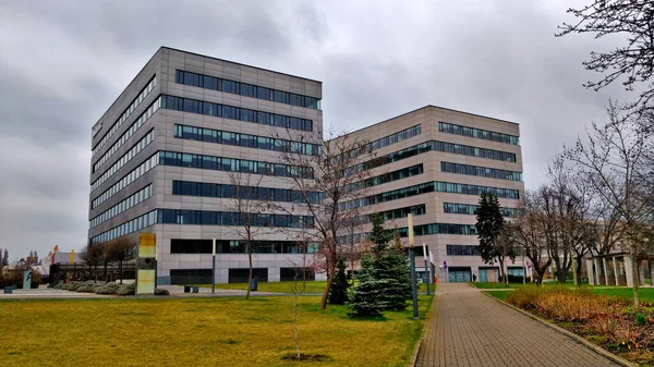 Edificios Oficinas Praga Prosek Durante Tiempo Nublado Con Parque Circundante —  Fotos de Stock