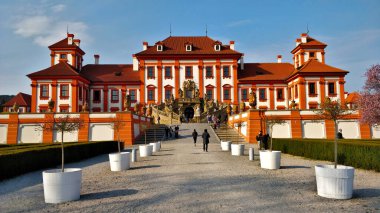 Yoldan görünen troja şatosu güzel bir bahar gününde yeni yetişmiş ağaçlarla dolu..