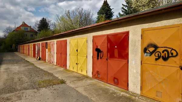 Los Garajes Alinean Uno Por Uno Zona Residencial Praga Color — Foto de Stock