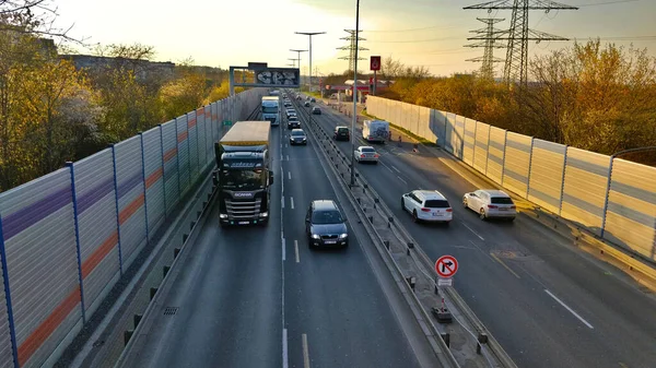 Köprüden geçen ve arka planda gün batımı olan otoyol..