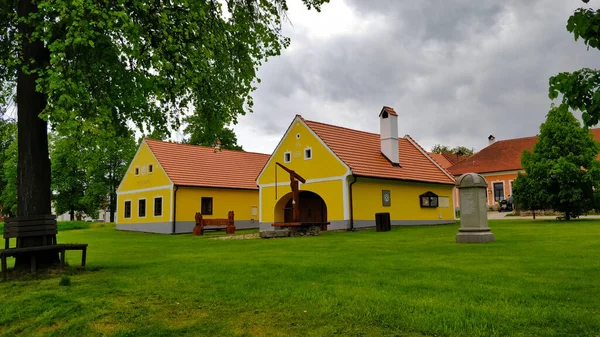 Plac Wsi Unesco Wsi Nazwie Holasovice Południowych Czechach Żółtym Budynku — Zdjęcie stockowe
