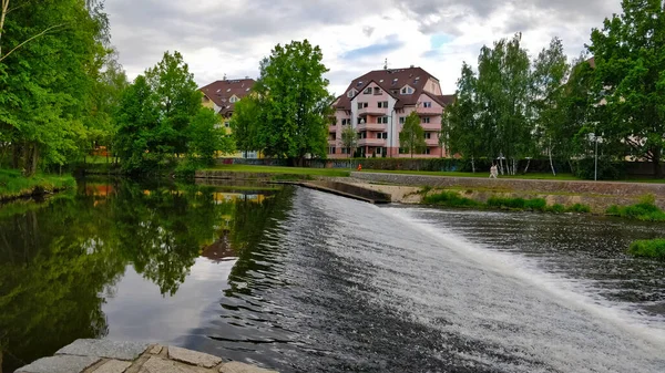 韦尔河畔的Ceske Budejovice市叫Malse 河的另一边有一些住宅 天气有点阴 — 图库照片