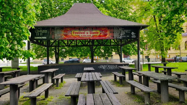 Pequeño Escenario Para Conciertos Verano Con Asientos Con Mesa Centro —  Fotos de Stock