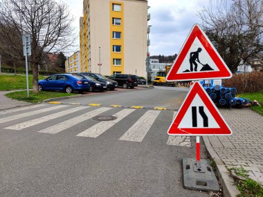 Prag, Çek Cumhuriyeti - 18 Nisan 2021: Prag 'ın yerleşim alanındaki yaya geçidi önünde yol tabelası çalışmaları sürüyor ve yol daralıyor.