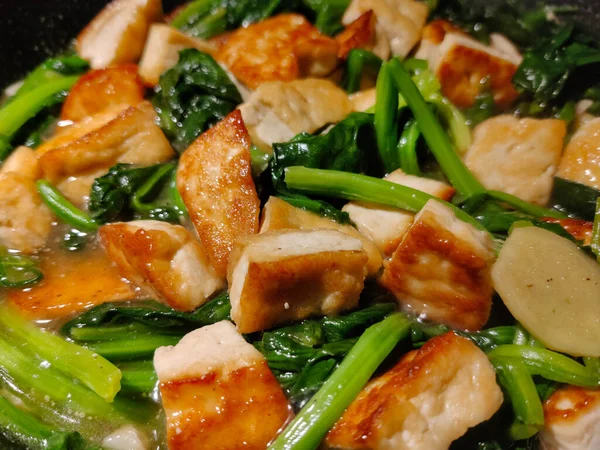 Détail Tofu Frit Avec Des Légumes Feuilles Sombres Chinois Cuits — Photo