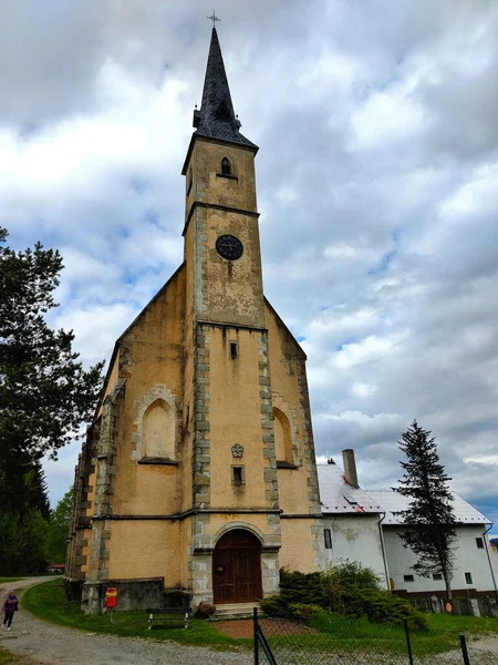 春天多云的日子里 南波希米亚村Predni Vyton古老的黄色高耸的教堂 教堂看起来好像需要整修一下 — 图库照片