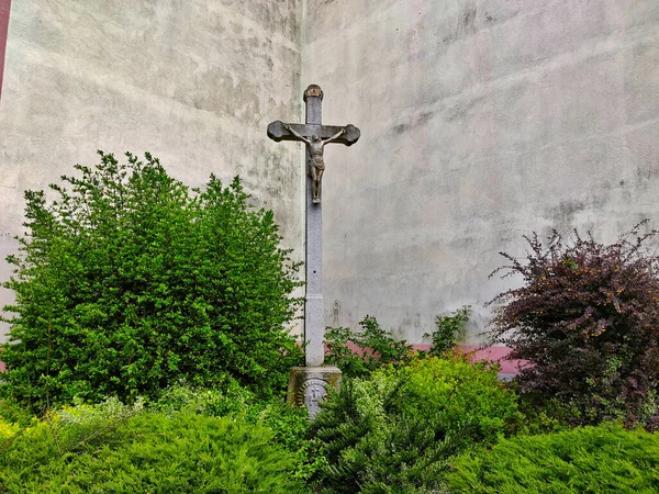 Crucifix Står Utanför Kyrkans Vägg Den Lilla Gröna Trädgården — Stockfoto