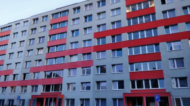 Prag, Çek Cumhuriyeti - 9 Haziran 2021: Bahar akşamı kırmızı çizgili tipik bir Çek komünist tarzı apartman bloğu. Bazı daireler şimdiden aydınlandı..