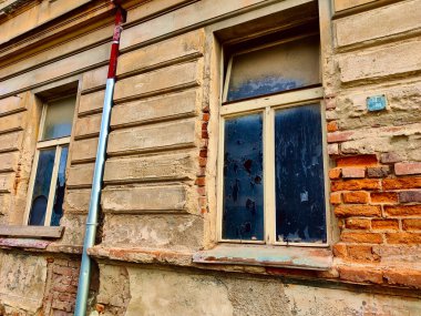 Prag, Çek Cumhuriyeti - 15 Haziran 2021: Eski belediye binasının ön cephesi hafif hasar gördü. Alçılama bazı yerlerde eksik, böylece altında kırmızı tuğlalar görülebilir..