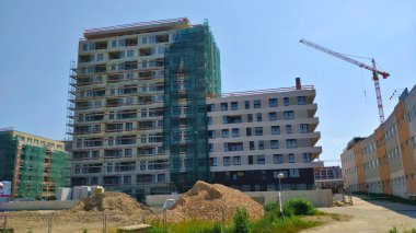 Prag, Çek Cumhuriyeti - 19 Haziran 2021: Prag Pragovka 'da yeni yerleşim alanının işyeri.