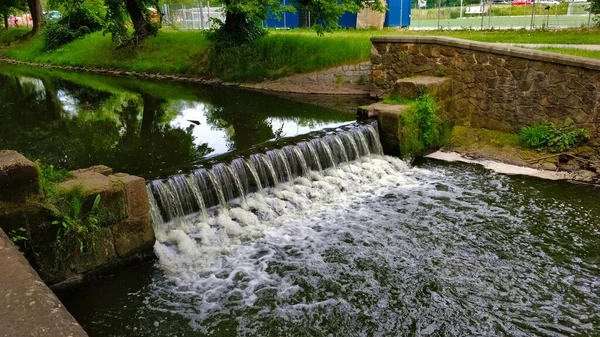 Mały Weir Małej Rzece Przechodzącej Przez Jeden Praskich Parków Woda — Zdjęcie stockowe