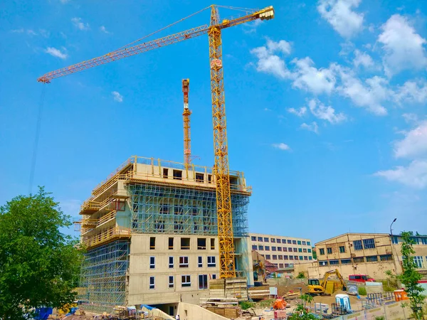 Prag, Çek Cumhuriyeti - 19 Haziran 2021: Kolbenova istasyonunda güzel sıcak hava koşullarında iki vinçli yeni yerleşim alanı inşa ediliyor.