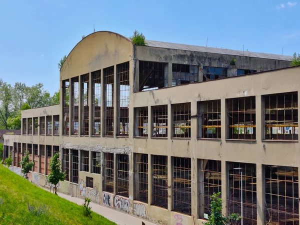 Çelik Betondan Yapılmış Pencereleri Olmayan Terk Edilmiş Bir Fabrika Binası — Stok fotoğraf