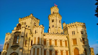 Hluboka nad Vltavou, Çek Cumhuriyeti - 18 Temmuz 2021: Güzel yaz havası sırasında Çek Cumhuriyeti 'nin Güney Bohem bölgesinde bulunan Hluboka nad Vltavou kalesine yakından bakın.