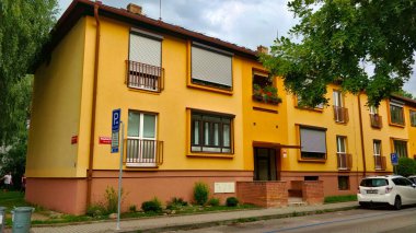 Ceske Budejovice, Çek Cumhuriyeti - 13 Temmuz 2021: Prag 'ın Ceske Budejovice ilçesindeki tipik bir apartman dairesi. Binanın sarı rengi var..