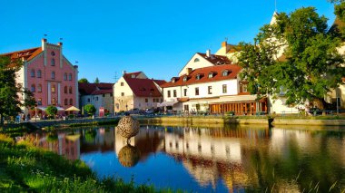 Ceske Budejovice, Çek Cumhuriyeti - 12 Temmuz 2021: Ceske Budejovice şehir merkezinde tarihi limanı olan kör nehir. Otel binaları suya yansıyor.