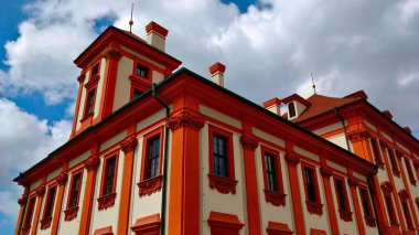 Prag, Çek Cumhuriyeti - 5 Temmuz 2021: Troja Kalesi 'nin güzel yaz havasında bir köşesinin ayrıntılı görüntüsü.