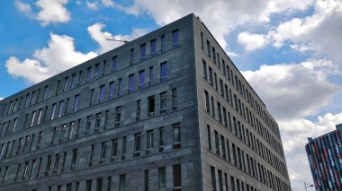 Prag, Çek Cumhuriyeti - 4 Temmuz 2021: Prag 'ın Karlin ilçesinde şirketler için modern tarz gri taşlı ofis binası.