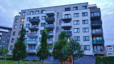 Prag, Çek Cumhuriyeti - 1 Temmuz 2021: Prag, Çek Cumhuriyeti 'nin Strizkov ilçesinde yakın tarihte inşa edilmiş çok katlı bir kalkınma projesi.