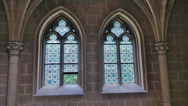 Två Kyrka Vackert Dekorerade Fönster Ser Inifrån Interiören Dekorerad Gotisk — Stockfoto