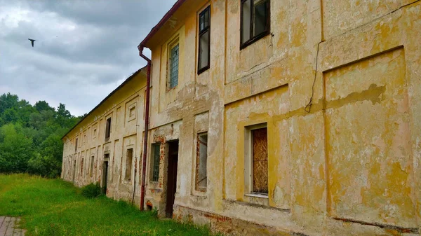 Czech Republic 2021年7月20日トレボンの歴史ある町のすぐ外に古い老朽化した農家が再建されるのを待っています — ストック写真
