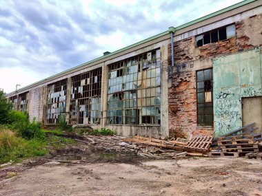 Prag, Çek Cumhuriyeti - 7 Ağustos 2021: Eski terk edilmiş ve yıkılmış sanayi bölgesi fabrikası yavaş yavaş yeniden inşa ediliyor.