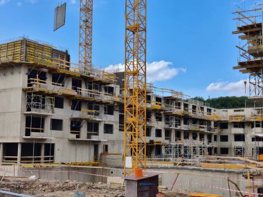 Prag, Çek Cumhuriyeti - 7 Ağustos 2021: Prag 'ın Vysocany ilçesinde inşa edilen yeni konut binalarının ayrıntıları.